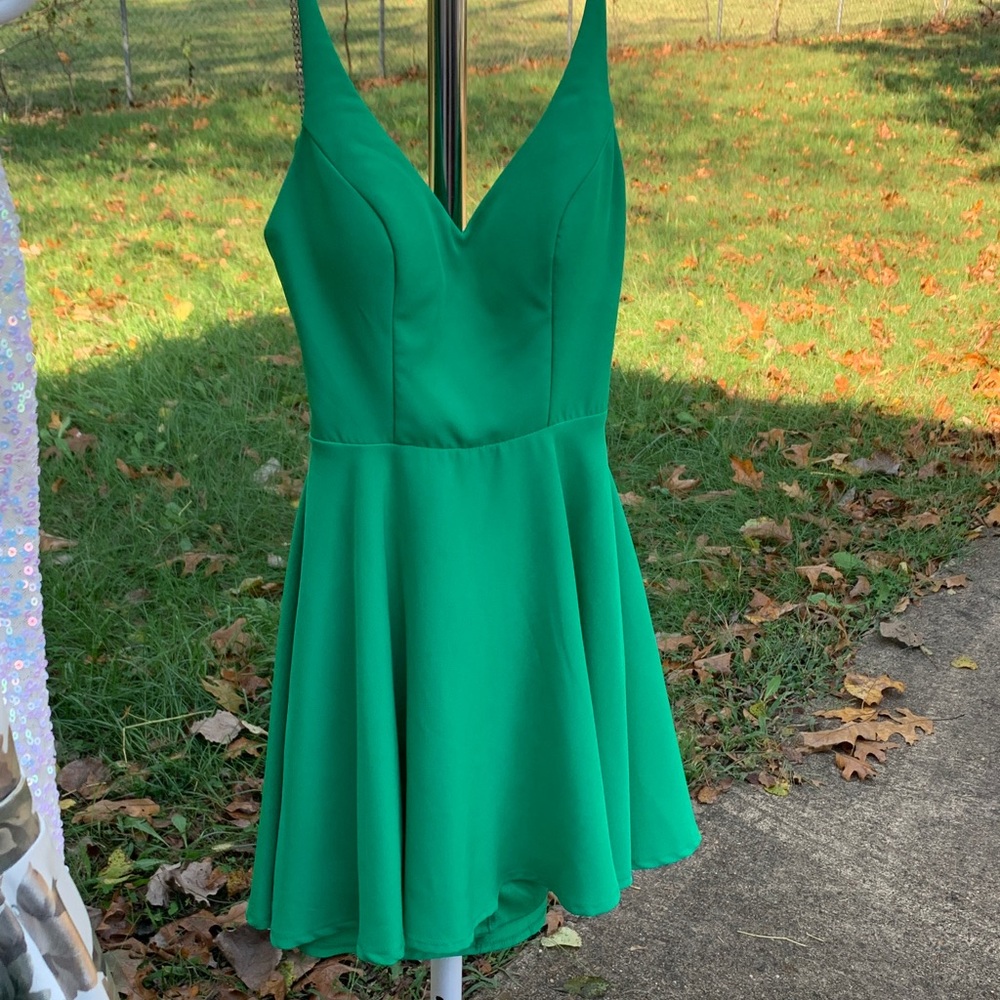 Chic Green V-Neck Mini Dress